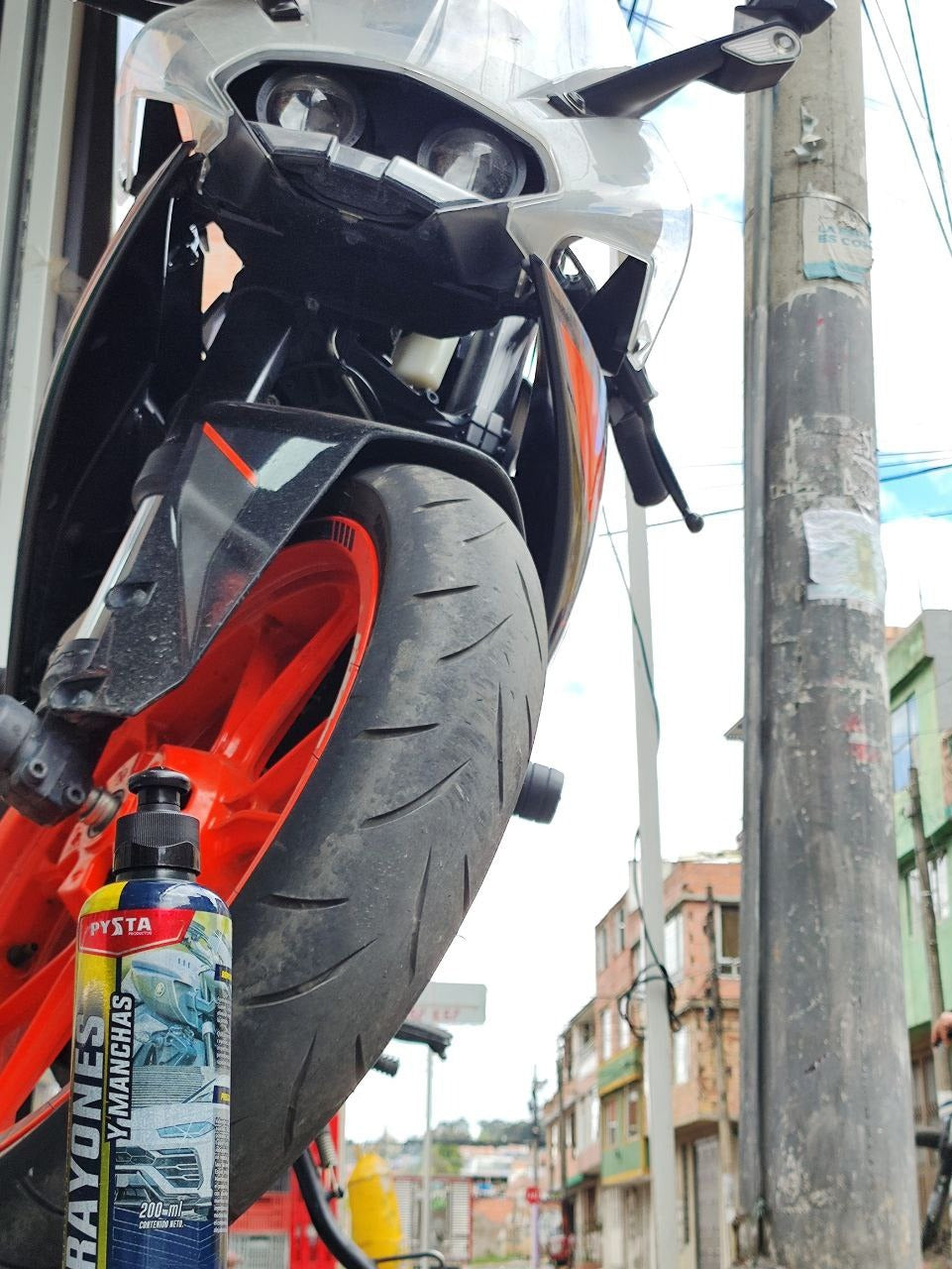 "Deja tu auto impecable 🌟🚙: El Combo Rayones + Cera Express elimina rayones y devuelve el brillo."